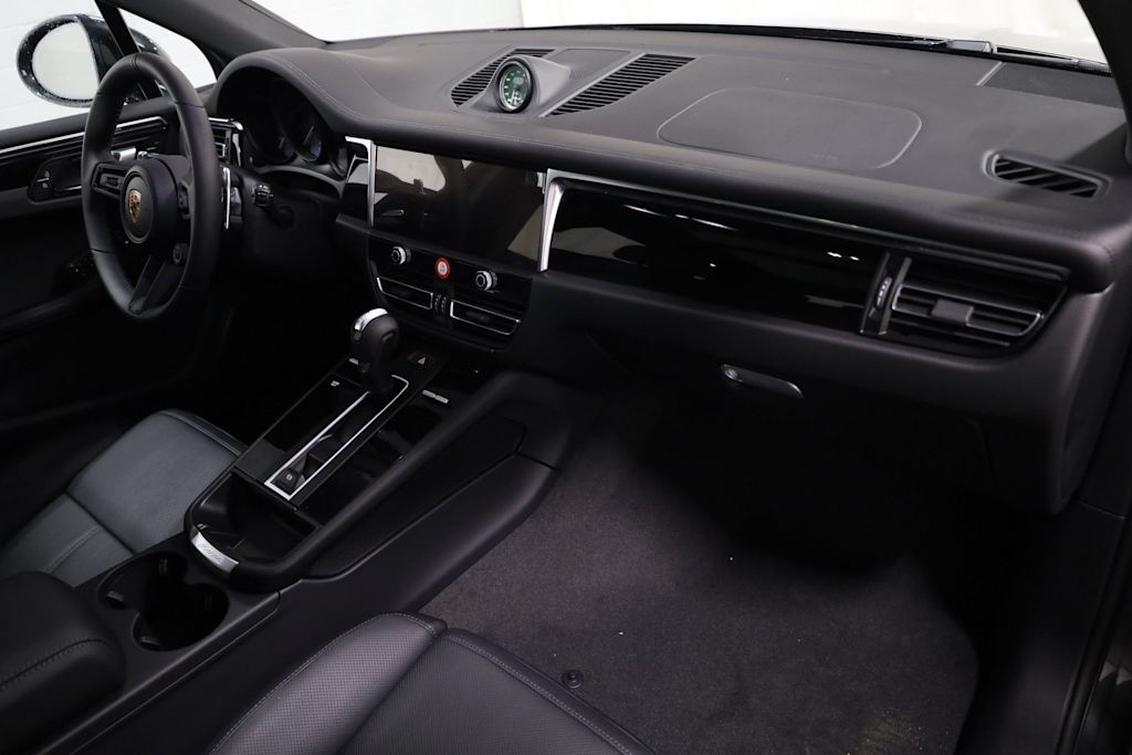 Thumbnail: 2026 Porsche Macan - 10