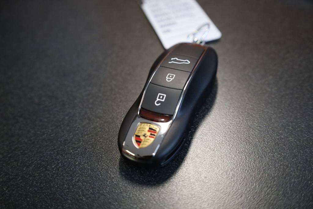 Thumbnail: 2026 Porsche Macan - 20