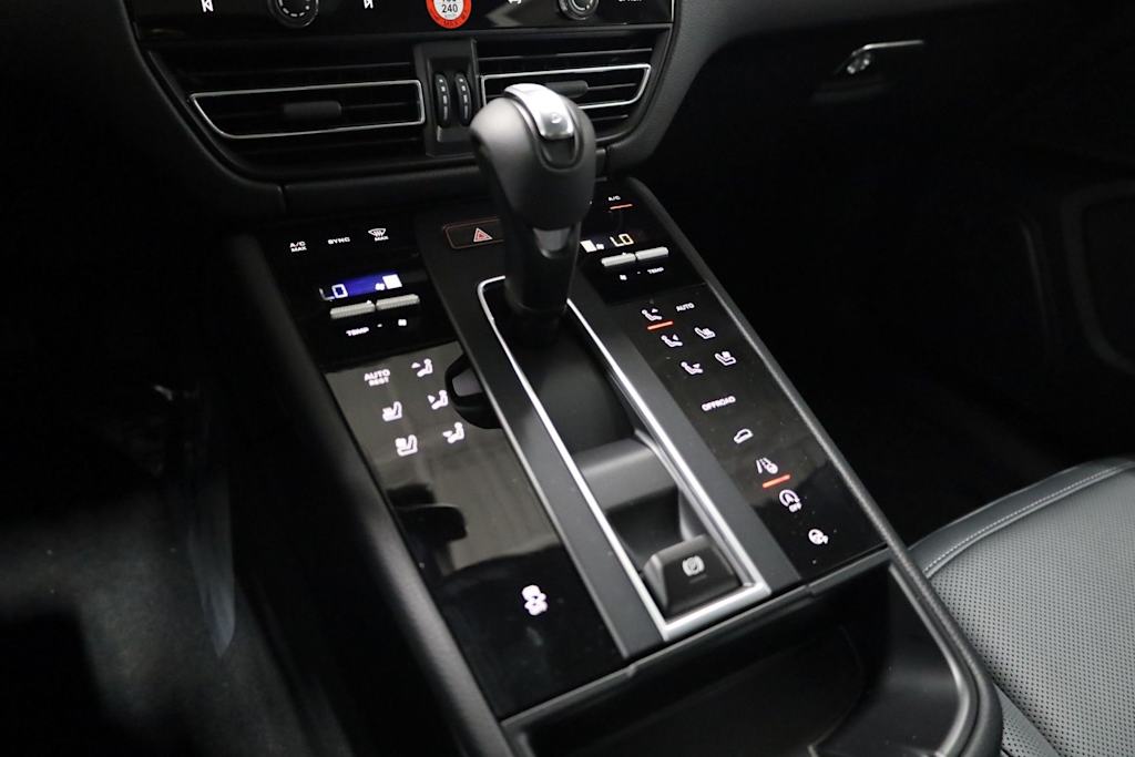 Thumbnail: 2026 Porsche Macan - 17