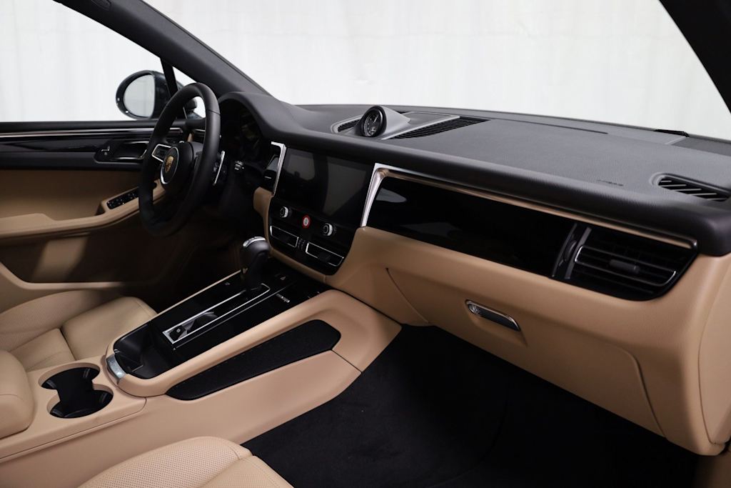 Thumbnail: 2026 Porsche Macan - 10