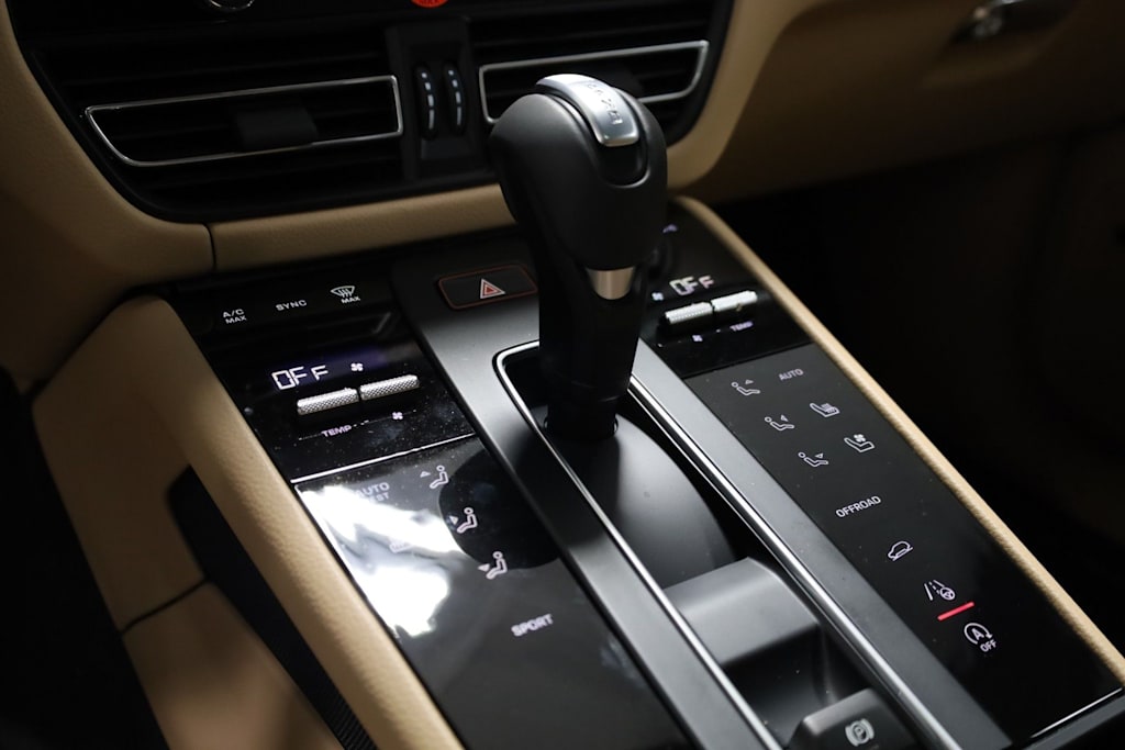 Thumbnail: 2026 Porsche Macan - 17