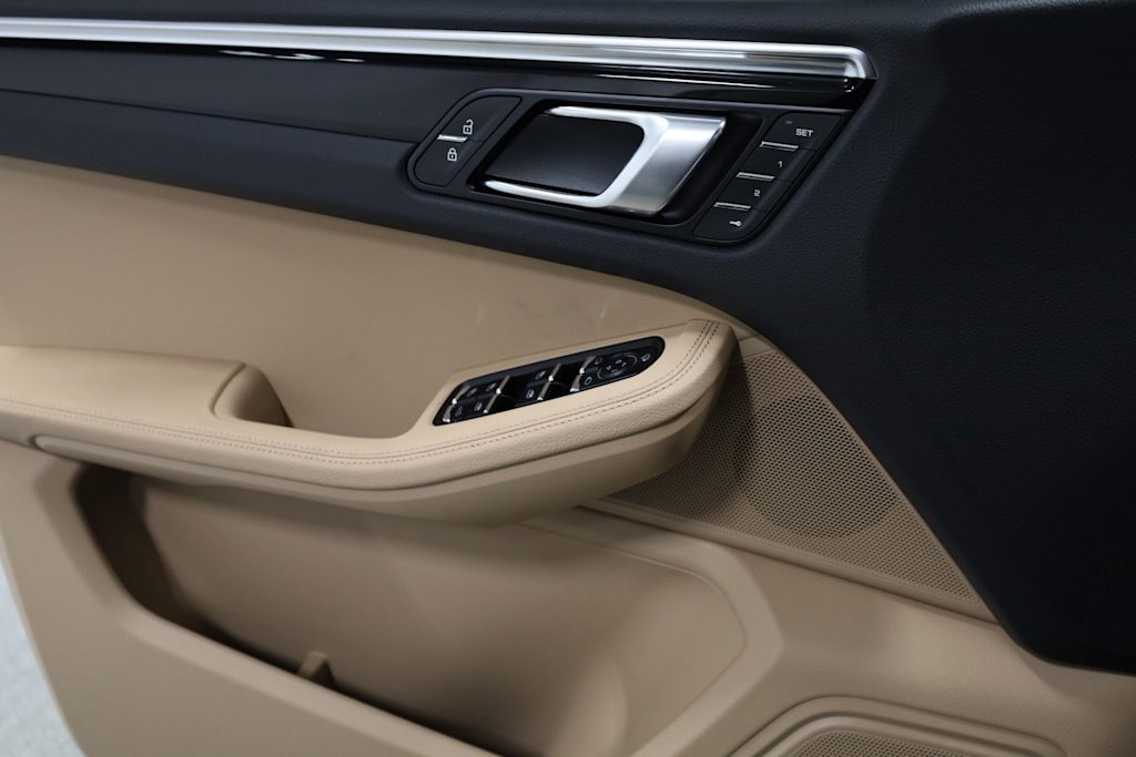 Thumbnail: 2026 Porsche Macan - 27