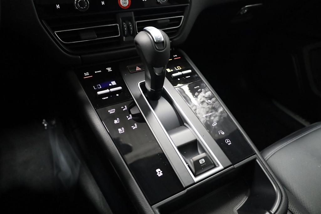 Thumbnail: 2026 Porsche Macan - 17