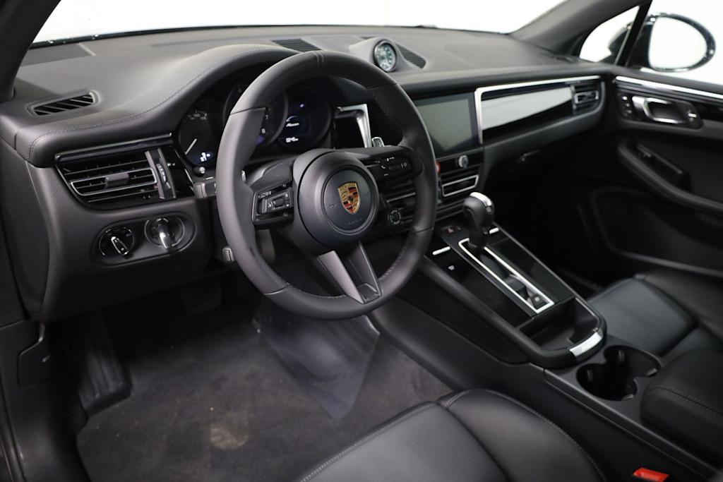 Thumbnail: 2026 Porsche Macan - 2