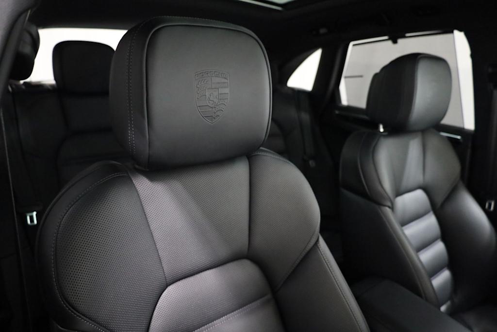Thumbnail: 2026 Porsche Macan - 32