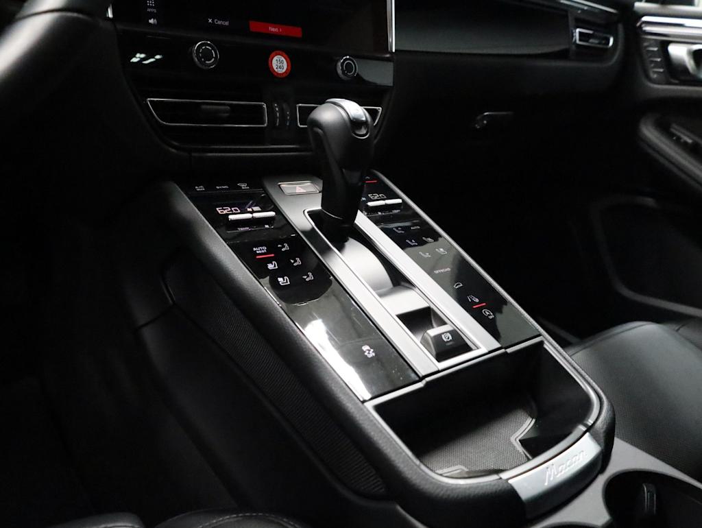Thumbnail: 2026 Porsche Macan - 16