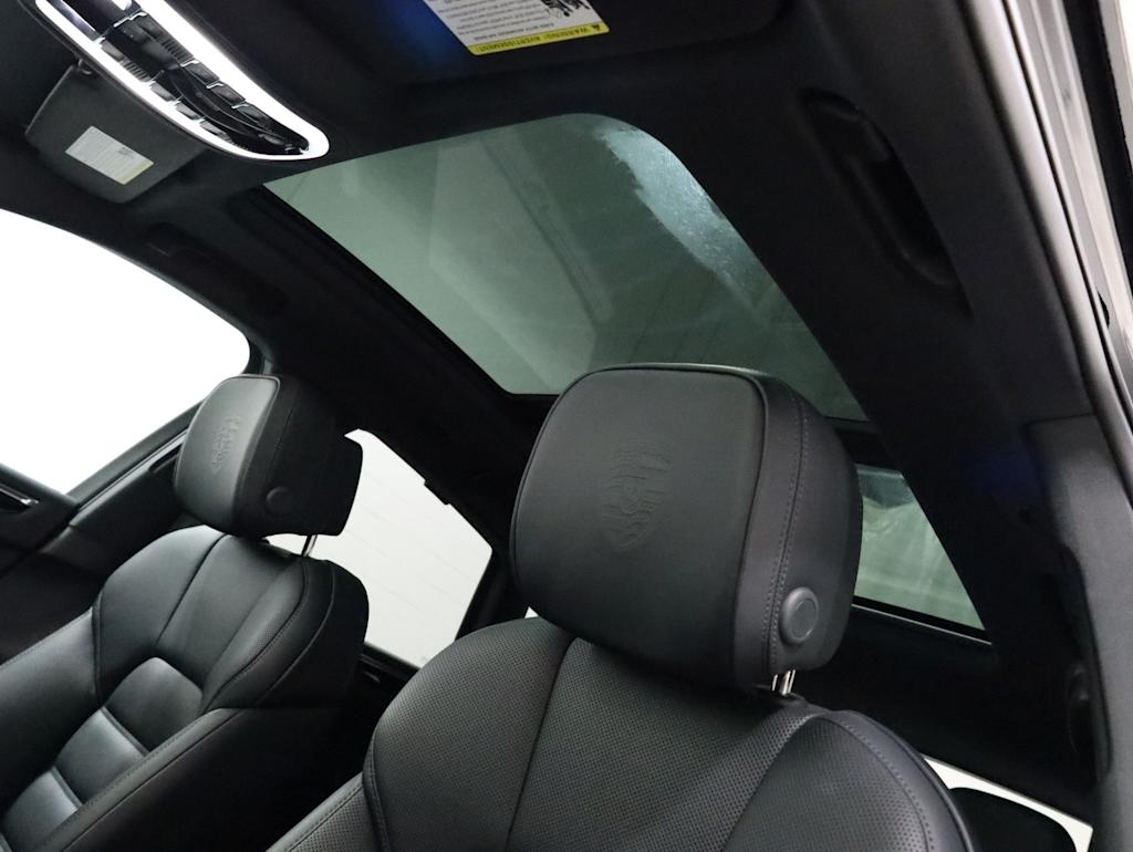 Thumbnail: 2026 Porsche Macan - 30