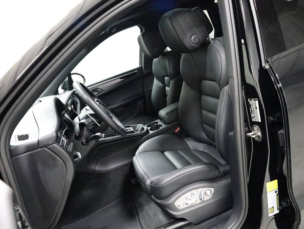 Thumbnail: 2026 Porsche Macan - 10