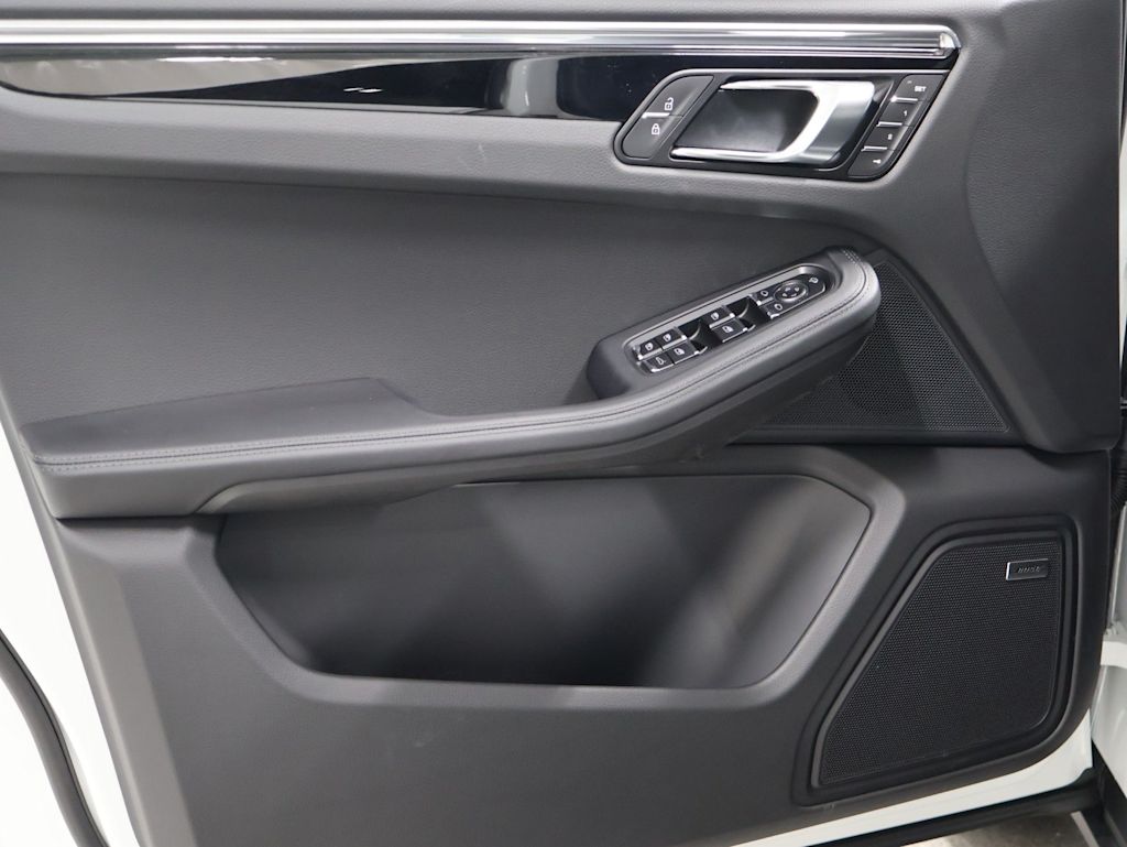 Thumbnail: 2026 Porsche Macan - 26