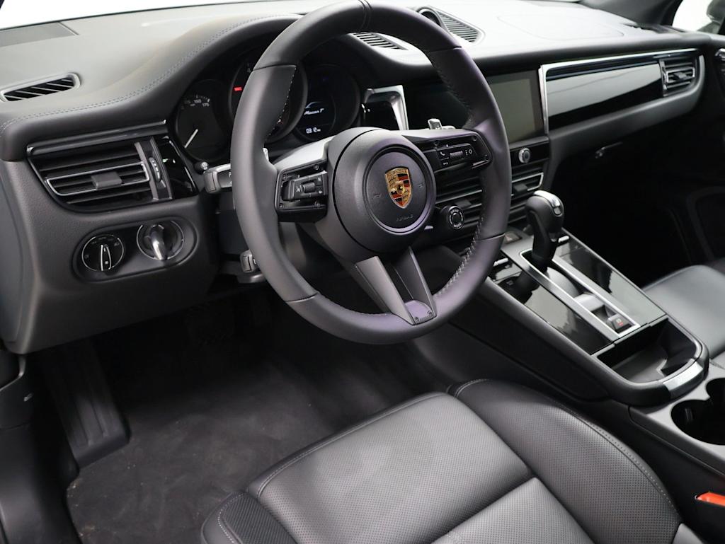 Thumbnail: 2026 Porsche Macan - 2