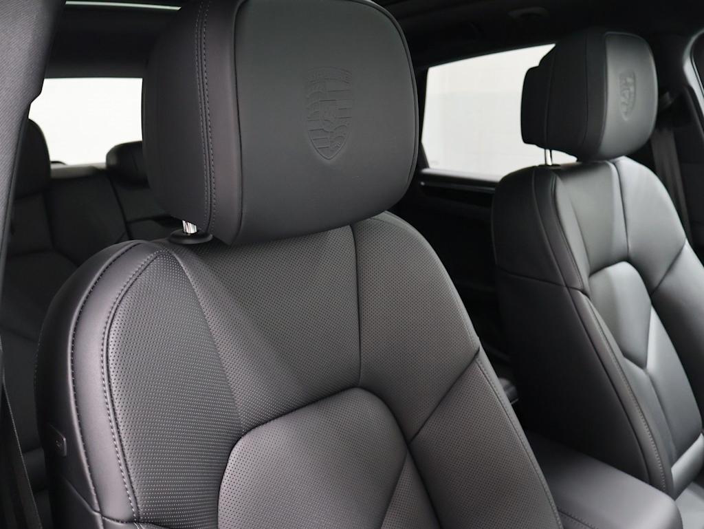 Thumbnail: 2026 Porsche Macan - 30
