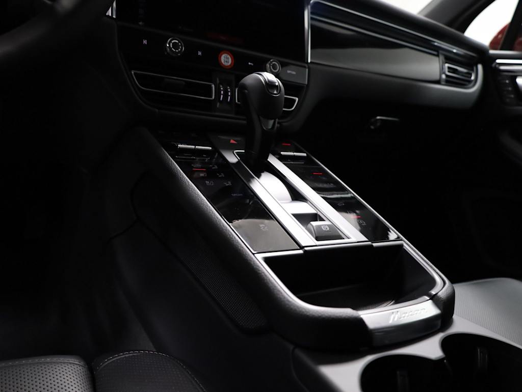 Thumbnail: 2026 Porsche Macan - 15