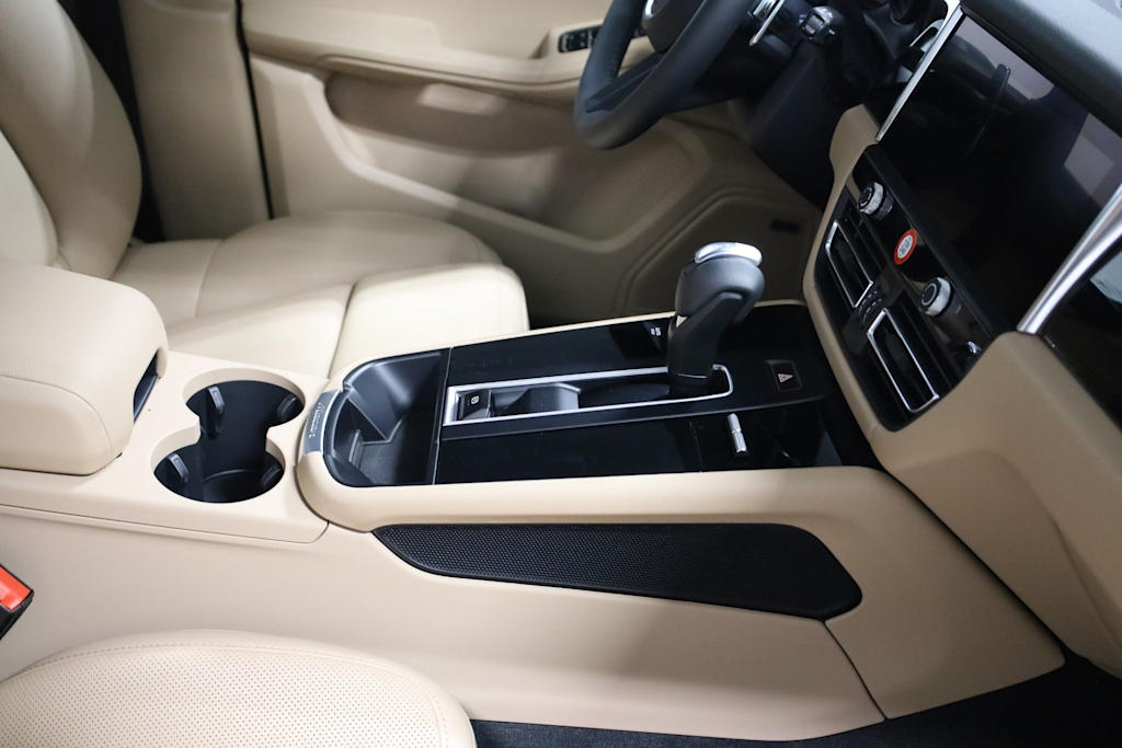 Thumbnail: 2026 Porsche Macan - 31