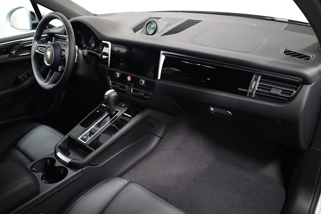Thumbnail: 2026 Porsche Macan - 10