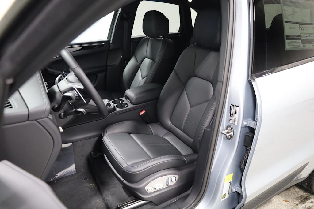 Thumbnail: 2026 Porsche Macan - 11