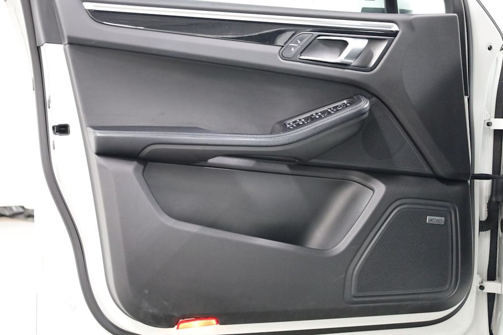 Thumbnail: 2017 Porsche Macan - 25