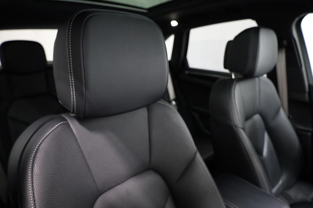 Thumbnail: 2022 Porsche Macan - 31