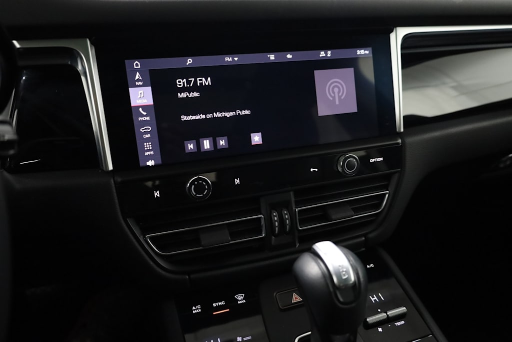 Thumbnail: 2022 Porsche Macan - 16