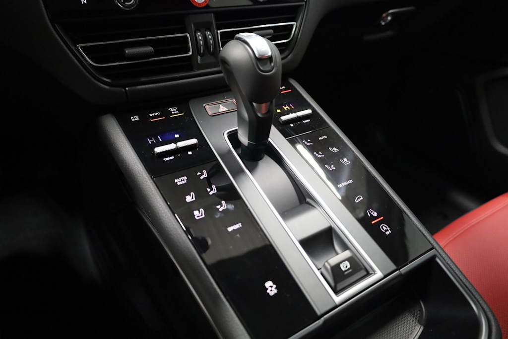 Thumbnail: 2026 Porsche Macan - 35