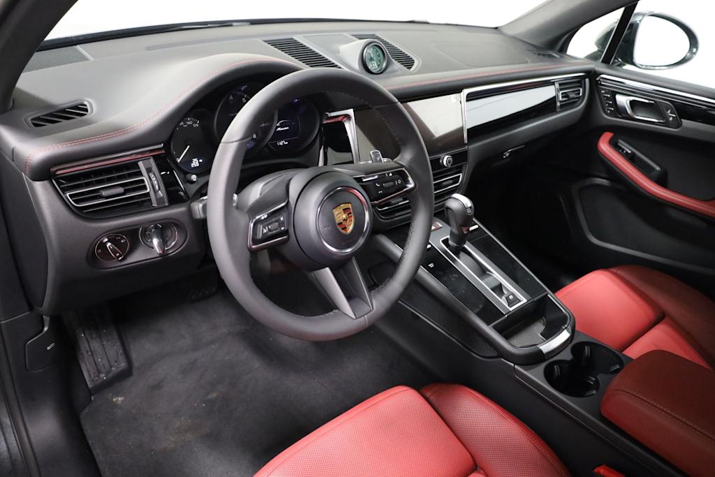 Thumbnail: 2026 Porsche Macan - 2