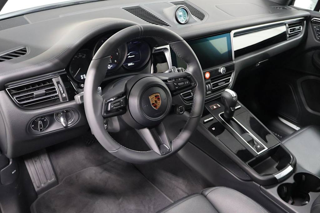 Thumbnail: 2026 Porsche Macan - 2