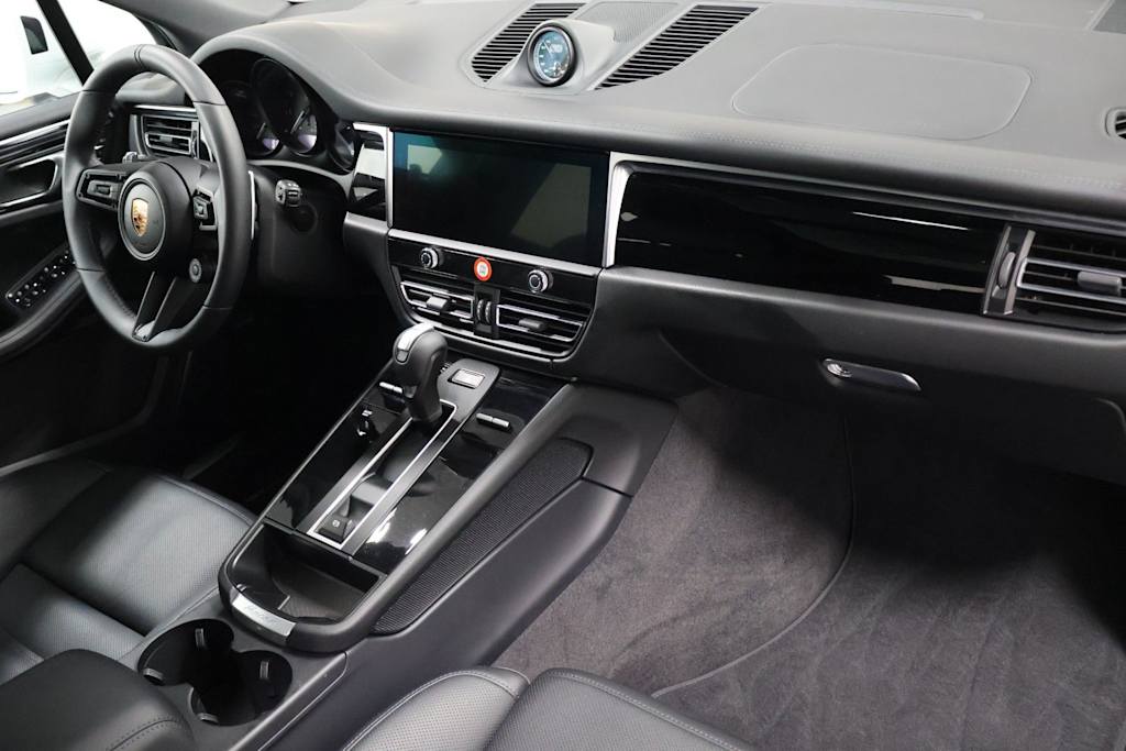 Thumbnail: 2026 Porsche Macan - 10