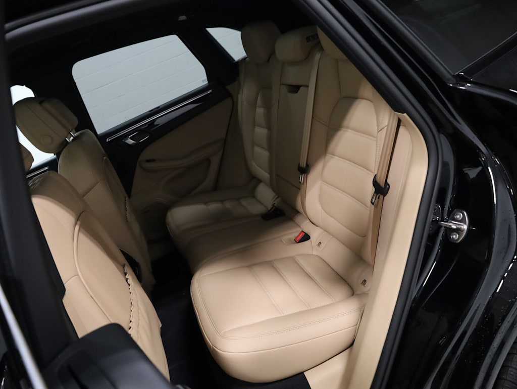 Thumbnail: 2026 Porsche Macan - 40