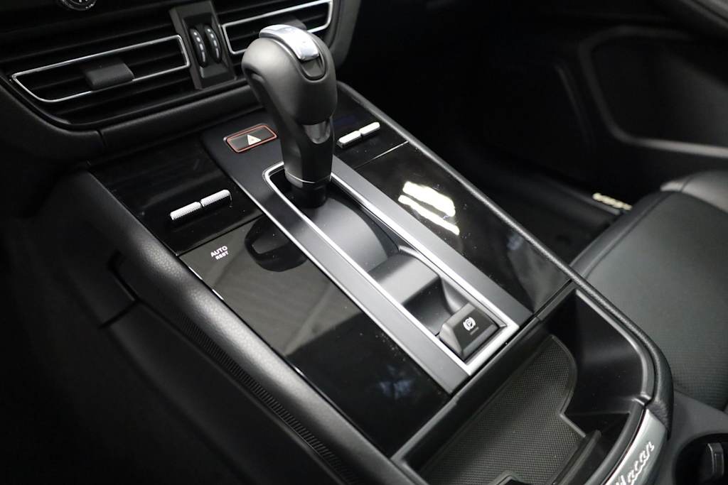 Thumbnail: 2026 Porsche Macan - 17