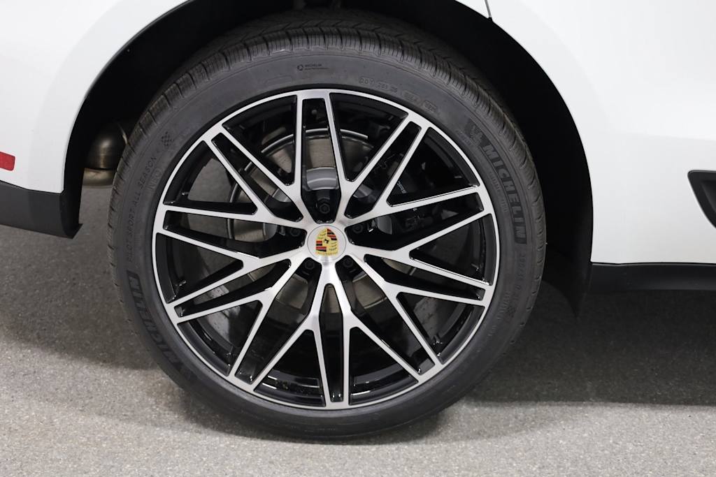 Thumbnail: 2026 Porsche Macan - 41