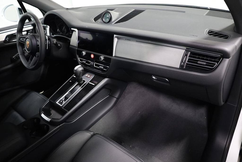 Thumbnail: 2026 Porsche Macan - 10