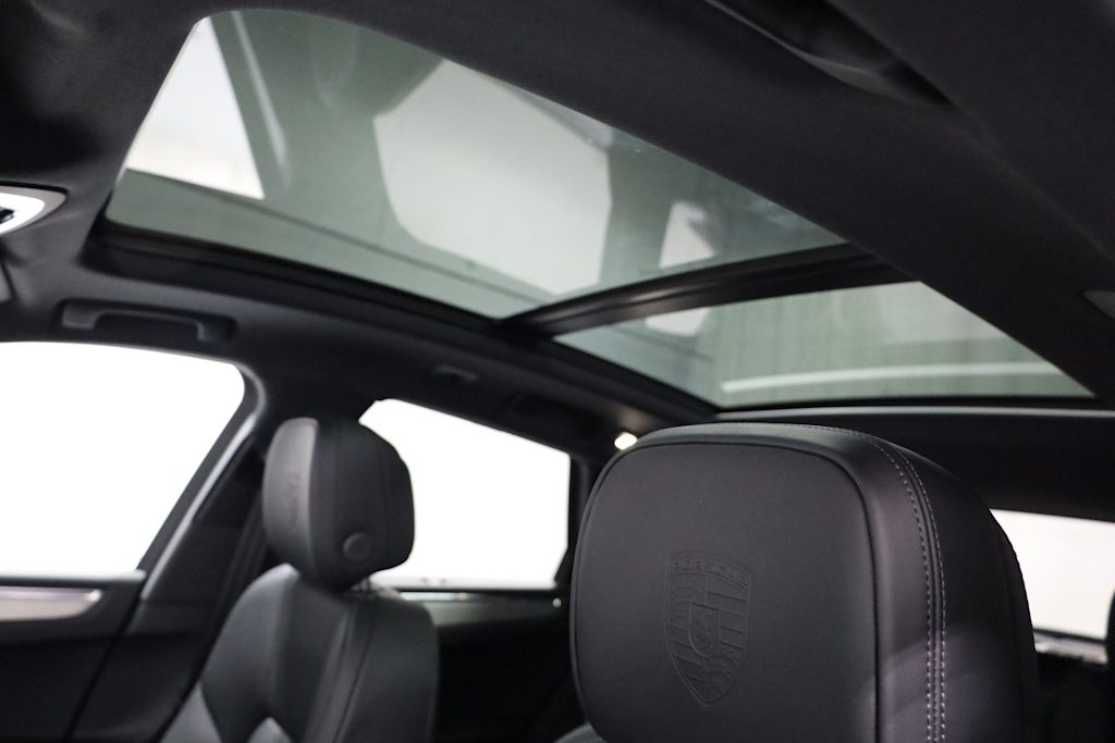 Thumbnail: 2026 Porsche Macan - 30