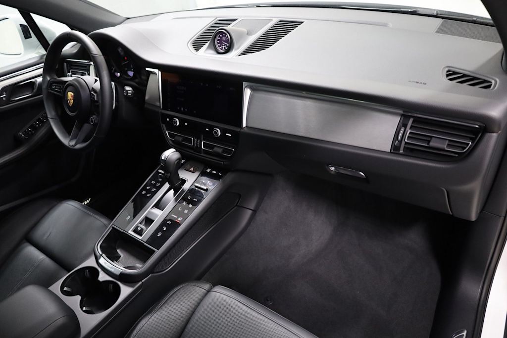 Thumbnail: 2026 Porsche Macan - 9