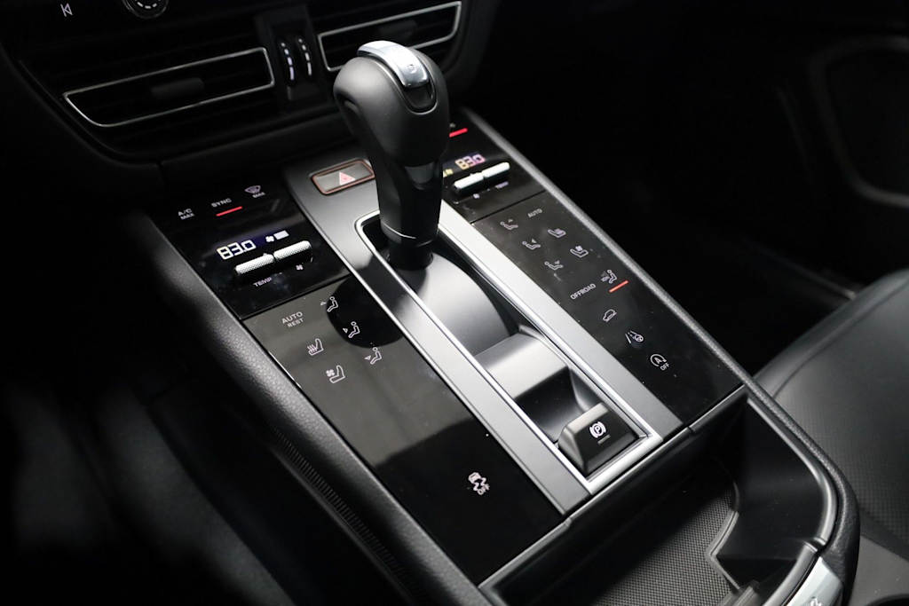 Thumbnail: 2026 Porsche Macan - 17