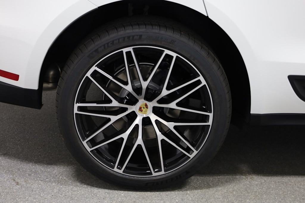 Thumbnail: 2026 Porsche Macan - 41