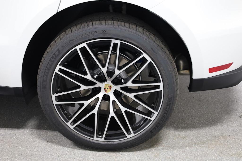 Thumbnail: 2026 Porsche Macan - 42