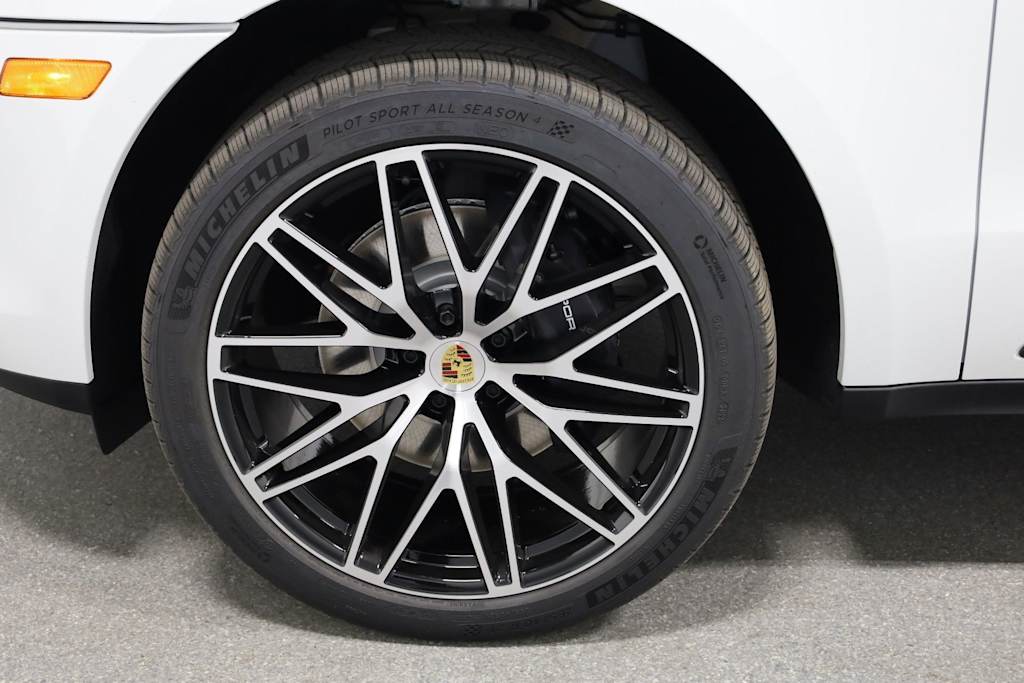 Thumbnail: 2026 Porsche Macan - 43
