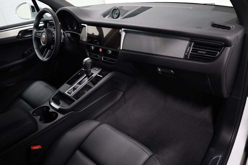 Thumbnail: 2026 Porsche Macan - 10
