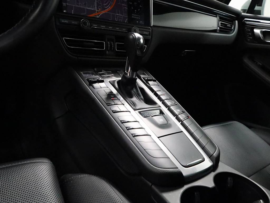 Thumbnail: 2020 Porsche Macan - 16