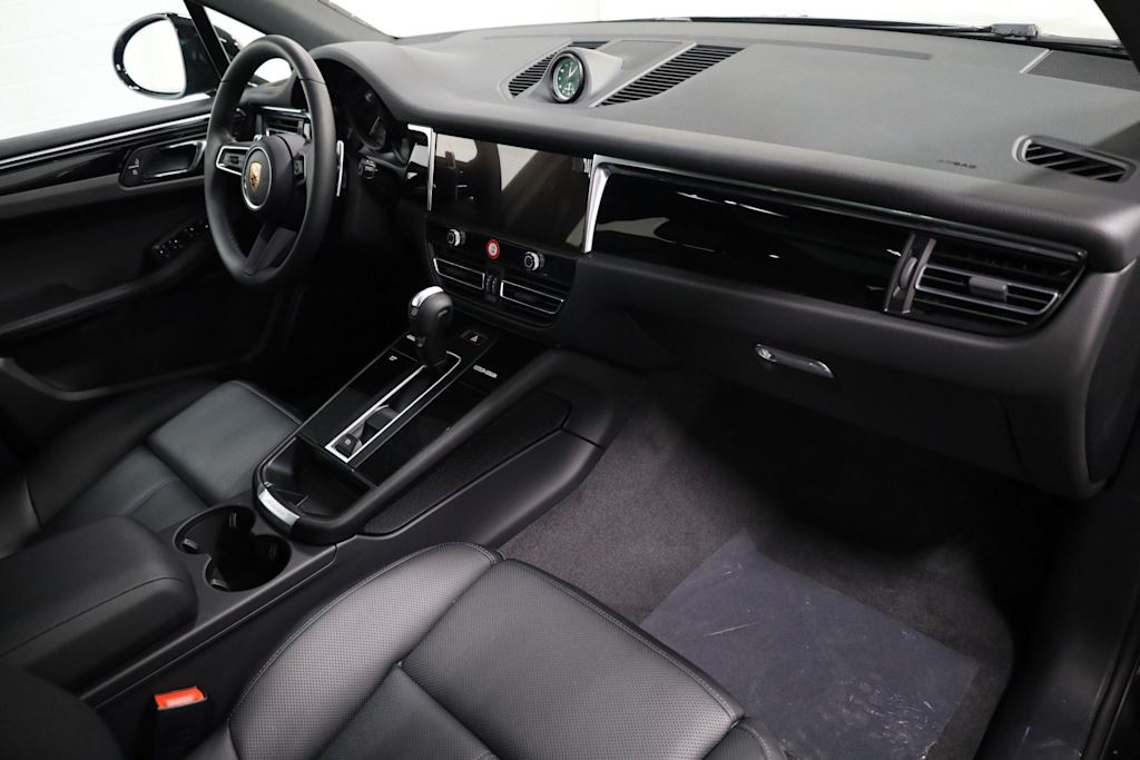 Thumbnail: 2026 Porsche Macan - 10