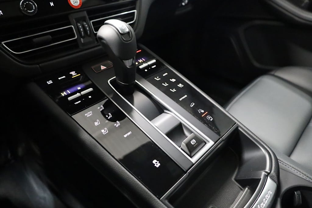 Thumbnail: 2026 Porsche Macan - 17