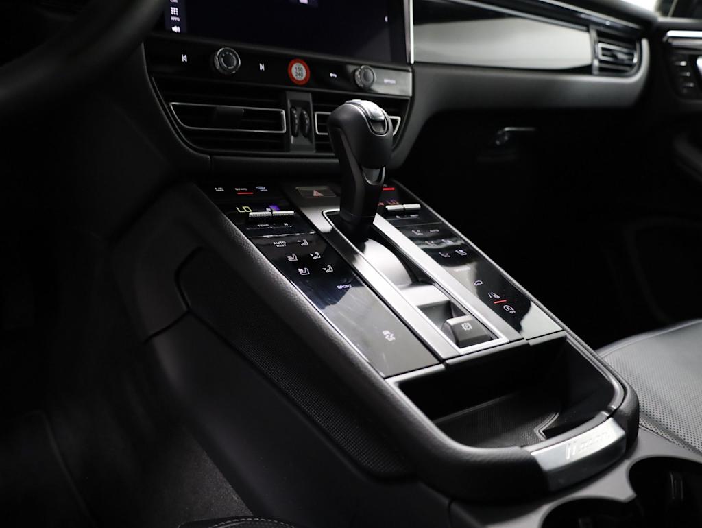 Thumbnail: 2026 Porsche Macan - 15