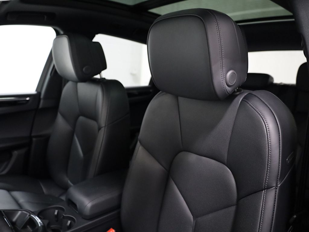 Thumbnail: 2026 Porsche Macan - 10