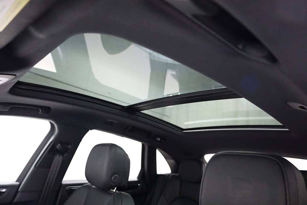 Thumbnail: 2026 Porsche Macan - 31