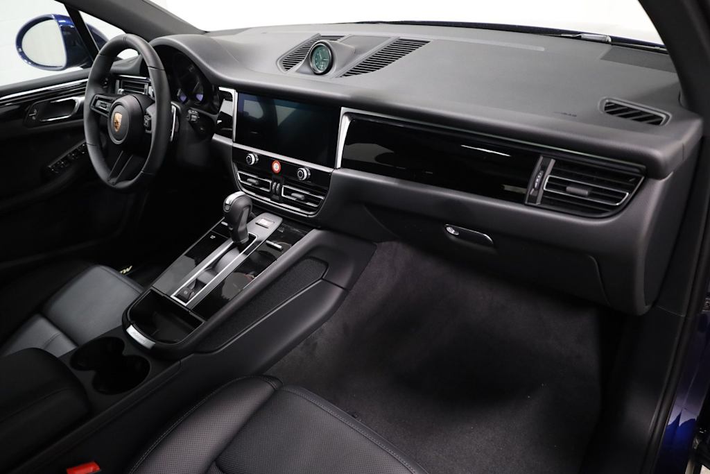 Thumbnail: 2026 Porsche Macan - 10