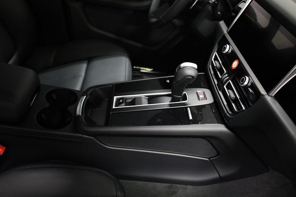 Thumbnail: 2026 Porsche Macan - 17