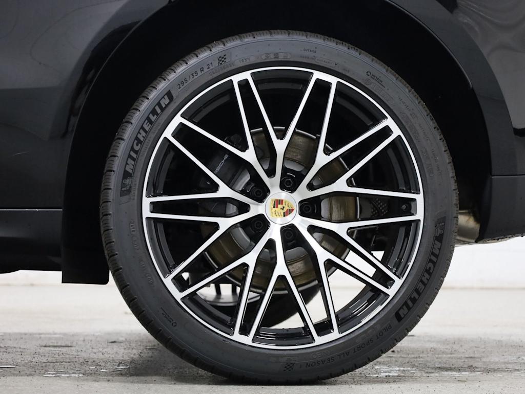 Thumbnail: 2026 Porsche Macan - 40