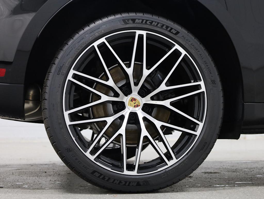 Thumbnail: 2026 Porsche Macan - 39