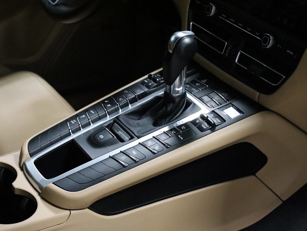 Thumbnail: 2021 Porsche Macan - 16