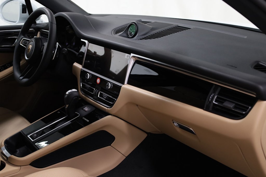 Thumbnail: 2026 Porsche Macan - 10