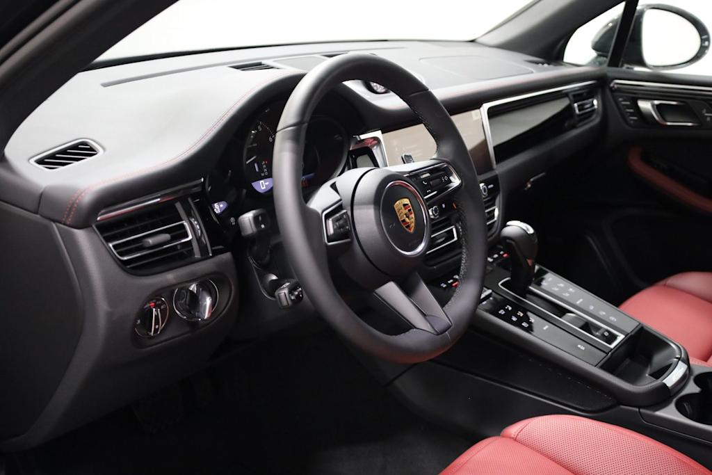 Thumbnail: 2026 Porsche Macan - 2